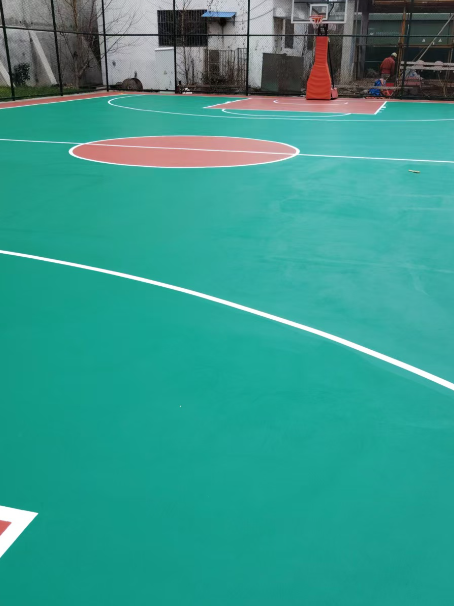 轵城镇 球场长期使用易出现地面开裂